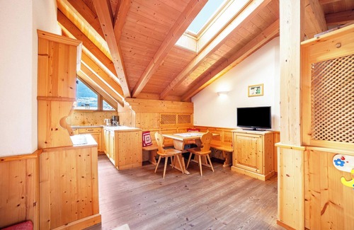 Montechiaro Apartamento | Apartamento vacacional "Hof am Schloss Zirm" con vistas a la montaña y Wi-Fi