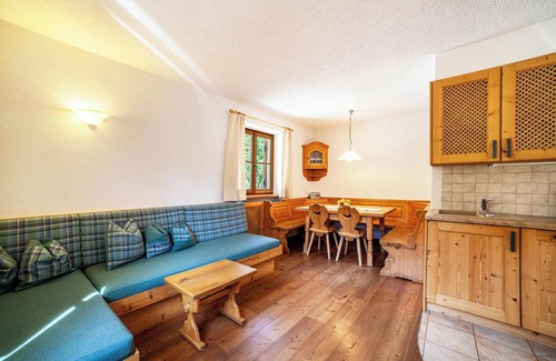 Montechiaro Apartamento | Apartamento vacacional "Hof am Schloss Enzian" con vistas a la montaña y Wi-Fi