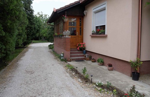 Balatonszentgyoergy Apartamento | Apartamento vacacional con columpios, arenero y piscina infantil