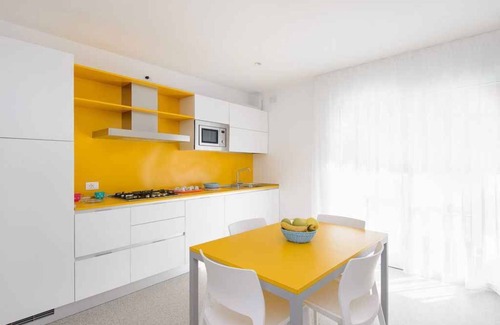 Lignano Sabbiadoro Apartamento | Apartamento vacacional con aire acondicionado y balcón en Lignano