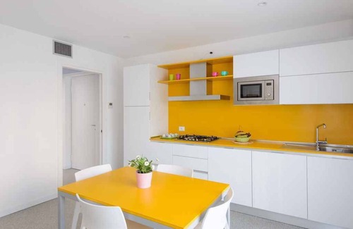 Lignano Sabbiadoro Apartamento | Apartamento vacacional con aire acondicionado y balcón en Lignano