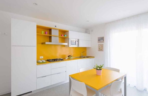 Lignano Sabbiadoro Apartamento | Apartamento vacacional con aire acondicionado y balcón en Lignano