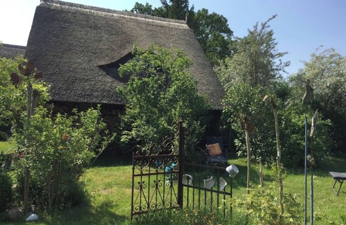 Klockenhagen Apartamento | Apartamento vacacional 'Koras Dachkammer' con jardín privado