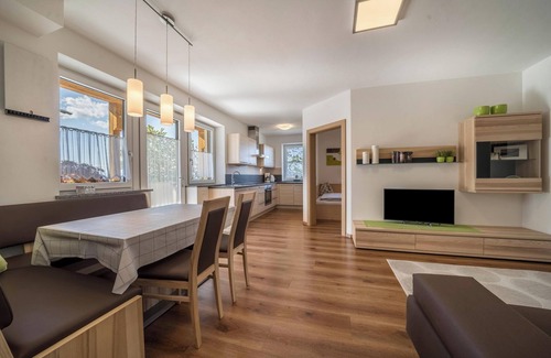 Verano Apartamento | Apartamento vacacional "Rotsteinhof Morgentau" con balcón y Wi-Fi