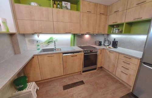 Bad Mitterndorf Apartamento | Apartamento vacacional con vistas al pueblo a las montañas