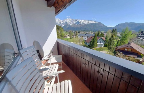 Bad Mitterndorf Apartamento | Apartamento vacacional con vistas al pueblo a las montañas