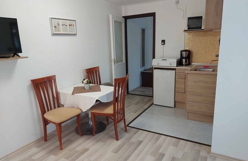 Balatonszarszo Apartamento | Apartamento vacacional con un gran jardín, internet y barbacoa