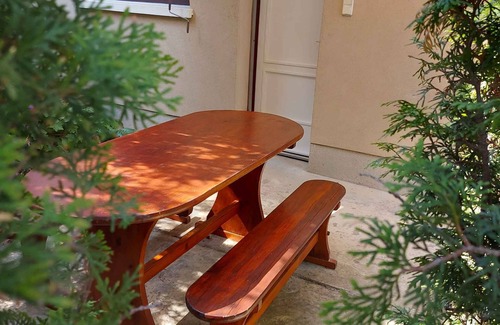 Balatonszarszo Apartamento | Apartamento vacacional con un gran jardín, internet y barbacoa