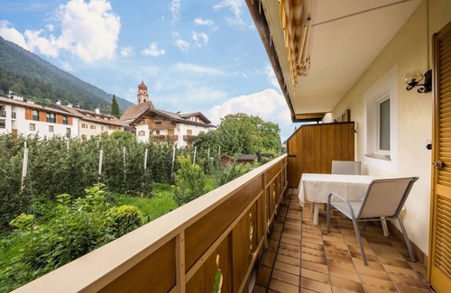 Tesimo Apartamento | Apartamento vacacional "Residencia Kronstein - 4" con balcón, jardín y vistas a la montaña