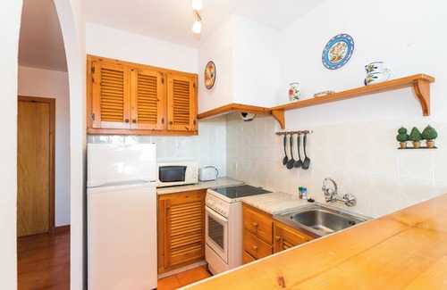 Arenal d'en Castell Apartamento | “Apartamento Arenal Castell” con Wi-Fi, aire acondicionado, piscina, terraza y jardín