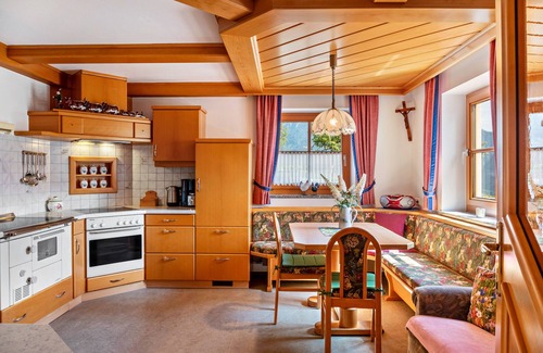 Goldegg Apartamento | Apartamento vacacional 'Biobergbauernhof Bergzeit' con vistas a la montaña, terraza privada y Wi-Fi