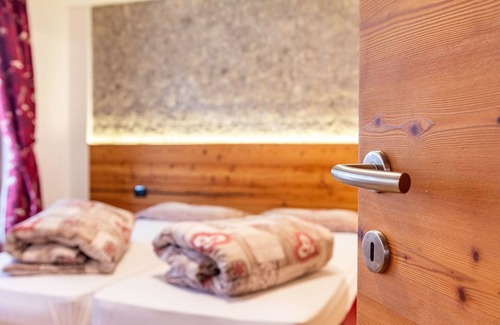 Canazei Apartamento | Holiday Apartment "Cesa San Florian Apartment 2" with Mountain View & Wi-Fi