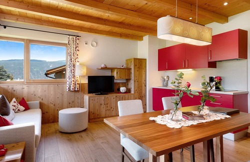 Kastelruth Apartamento | Apartamento vacacional "Cornelia Rose" con vistas a la montaña, terraza y Wi-Fi