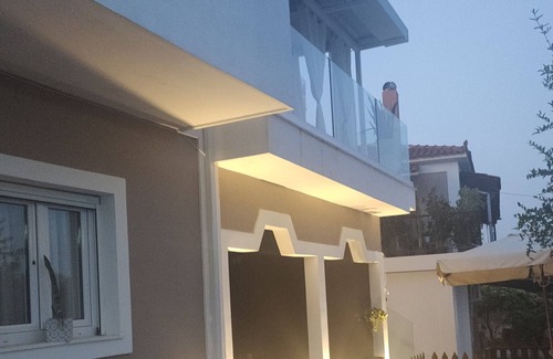 Fiolitis Apartamento | Apartamento vacacional 'Crystal Luxury Apartment' con 3 balcones, jardín y Wi-Fi