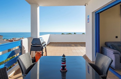 Castillo de Sabinillas Apartamento | Apartamento vacacional "El Hacho" con vistas al mar, piscina compartida y Wi-Fi