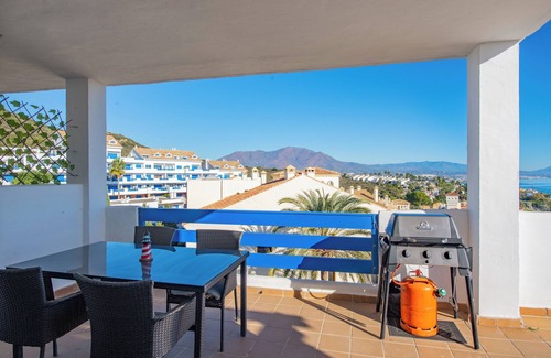 Castillo de Sabinillas Apartamento | Apartamento vacacional "El Hacho" con vistas al mar, piscina compartida y Wi-Fi