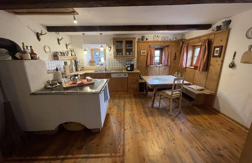 Stuhlfelden Apartamento | Apartamento vacacional "Geigerhaus 500 Jahre - Maisonette" con vistas a la montaña y Wi-Fi