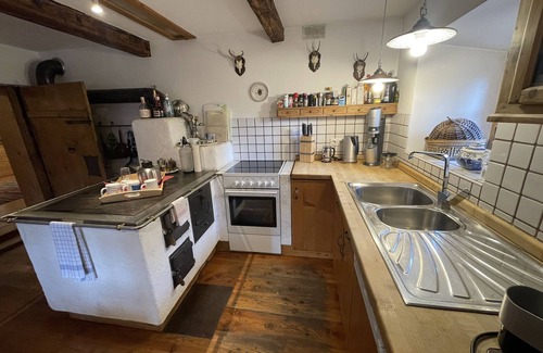 Stuhlfelden Apartamento | Apartamento vacacional "Geigerhaus 500 Jahre - Maisonette" con vistas a la montaña y Wi-Fi