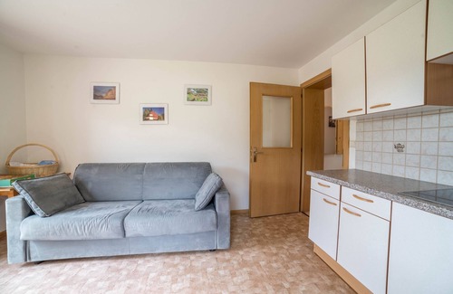 Verano Apartamento | Comfortable holiday apartment Greif in the area of Meran - Apartment A with Wi-Fi, balcony and view over the landscape; parking available.