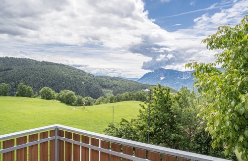 Verano Apartamento | Comfortable holiday apartment Greif in the Meran area - Apartment B with Wi-Fi, balcony and terrace and view over the landscape; parking available