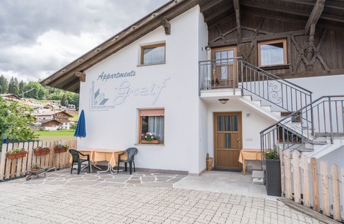 Verano Apartamento | Comfortable holiday apartment Greif in the Meran area - Apartment B with Wi-Fi, balcony and terrace and view over the landscape; parking available