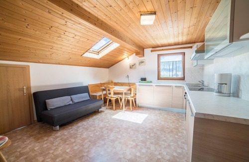 Verano Apartamento | Comfortable holiday apartment Greif in the area of Meran - Apartment C with Wi-Fi, balcony and view over the landscape; parking available