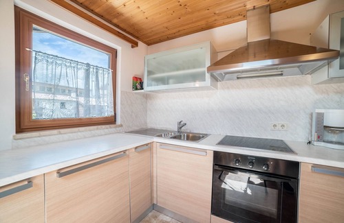 Verano Apartamento | Comfortable holiday apartment Greif in the area of Meran - Apartment C with Wi-Fi, balcony and view over the landscape; parking available