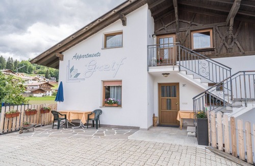 Verano Apartamento | Comfortable holiday apartment Greif in the area of Meran - Apartment C with Wi-Fi, balcony and view over the landscape; parking available