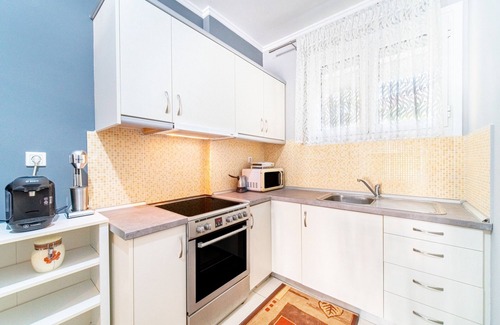 Alepou Apartamento | Holiday Apartment "Grey House" with Balcony, A/C & Wi-Fi