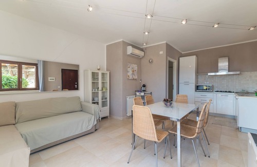 La Maddalena Apartamento | Apartamento vacacional "C 102 Puntavilla Mare" con piscina, jardín, terraza y aire acondicionado