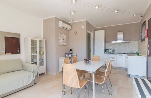 La Maddalena Apartamento | Apartamento vacacional "C 102 Puntavilla Mare" con piscina, jardín, terraza y aire acondicionado