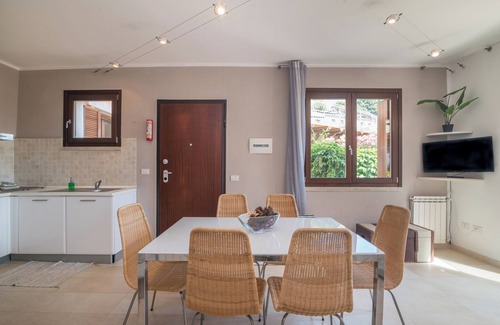 La Maddalena Apartamento | Apartamento vacacional "C 102 Puntavilla Mare" con piscina, jardín, terraza y aire acondicionado