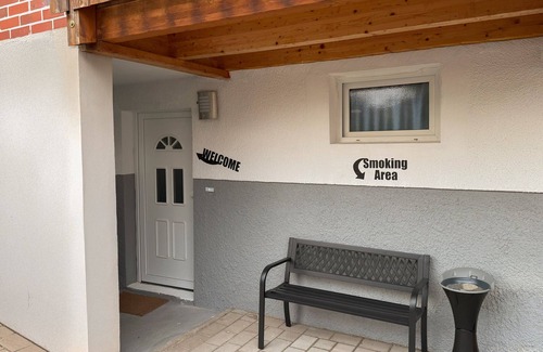 Knittlingen Apartamento | Holiday Apartment 'Knittlingen' Dishwasher, Washing Machine, FREE Wifi, Private Parking