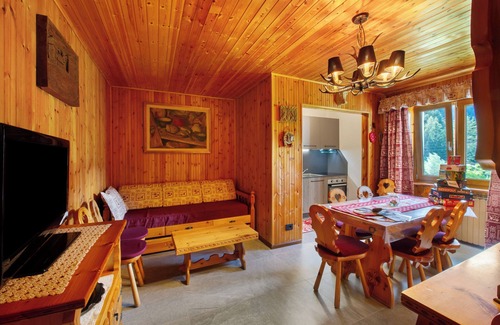 Brusson Apartamento | Apartamento vacacional "La Tua Casa A Brusson" con vistas a la montaña y jardín compartido