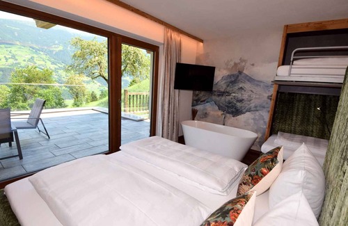 Emberg Apartamento | Apartamento vacacional justo en la pista de esquí con sauna, jacuzzi y amplio jardín.
