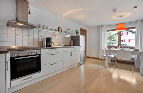 Rosshaupten Apartamento | Apartamento vacacional 'Silvia' con vistas a la montaña, jardín comunitario y Wi-Fi