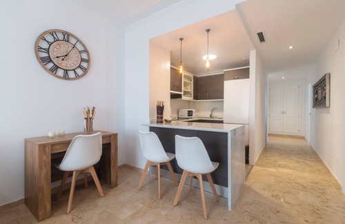 Manilva Apartamento | Apartamento 'Small Oasis Manilva' con piscina compartida, terraza y Wi-Fi