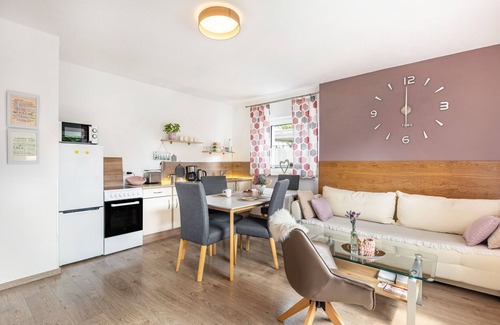 Sundern Apartamento | Apartamento vacacional 'Sonnenblick Und Relax' con terraza privada, jardín comunitario y Wi-Fi