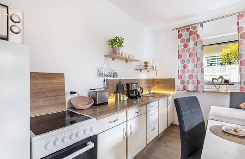 Sundern Apartamento | Apartamento vacacional 'Sonnenblick Und Relax' con terraza privada, jardín comunitario y Wi-Fi