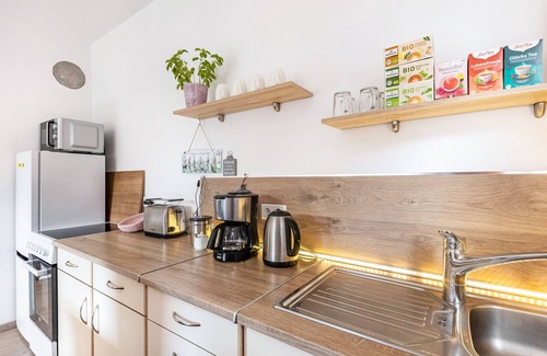 Sundern Apartamento | Apartamento vacacional 'Sonnenblick Und Relax' con terraza privada, jardín comunitario y Wi-Fi