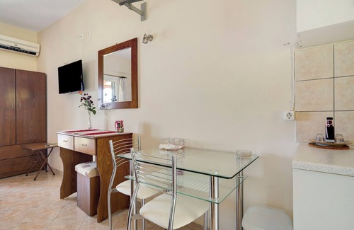 Mikros Gialos Apartamento | Apartamento vacacional "Vardia studio A" con vistas al mar, Wi-Fi y balcón