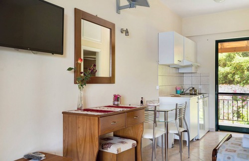 Mikros Gialos Apartamento | Apartamento vacacional "Vardia studio A" con vistas al mar, Wi-Fi y balcón