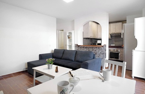 Playa Honda Apartamento | Apartamento vacacional "White Sun' con terraza privada y Wi-Fi