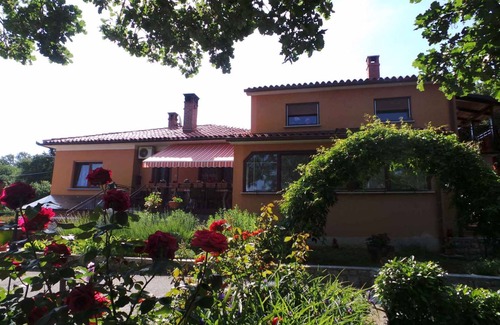 Strmac Apartamento | Holiday apartment with a large lawn for sunbathing
