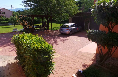 Strmac Apartamento | Holiday apartment with a large lawn for sunbathing