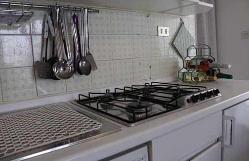 Calmasino Apartamento | Apartamento vacacional con jardín privado y aire acondicionado