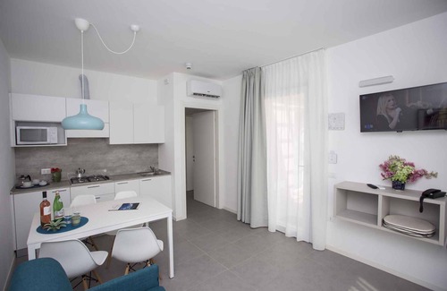 Cisano Apartamento | Holiday apartment with outdoor pool and balcony