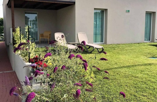 Cisano Apartamento | Holiday apartment with outdoor pool and balcony