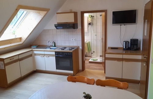Bad Peterstal-Griesbach Apartamento | Apartamento vacacional 'Familienwohnung Nr 6' con vistas a la montaña, terraza comunitaria y Wi-Fi