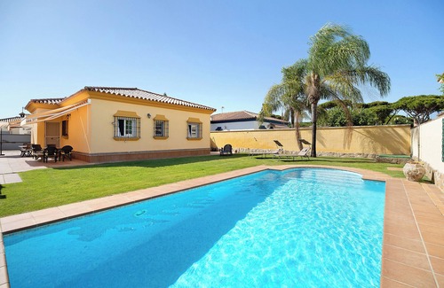 Los Gallos-Cerromolino Casa | Casa de vacaciones 'Chalet Con Piscina En La Barrosa' con piscina privada, terraza privada y Wi-Fi